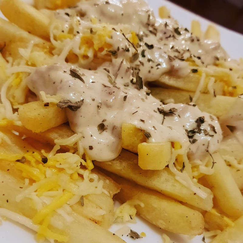 PAPAS CON QUESO Y TOCINO